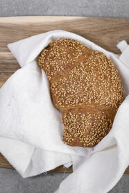 Spelt-roombotercroissant met sesam